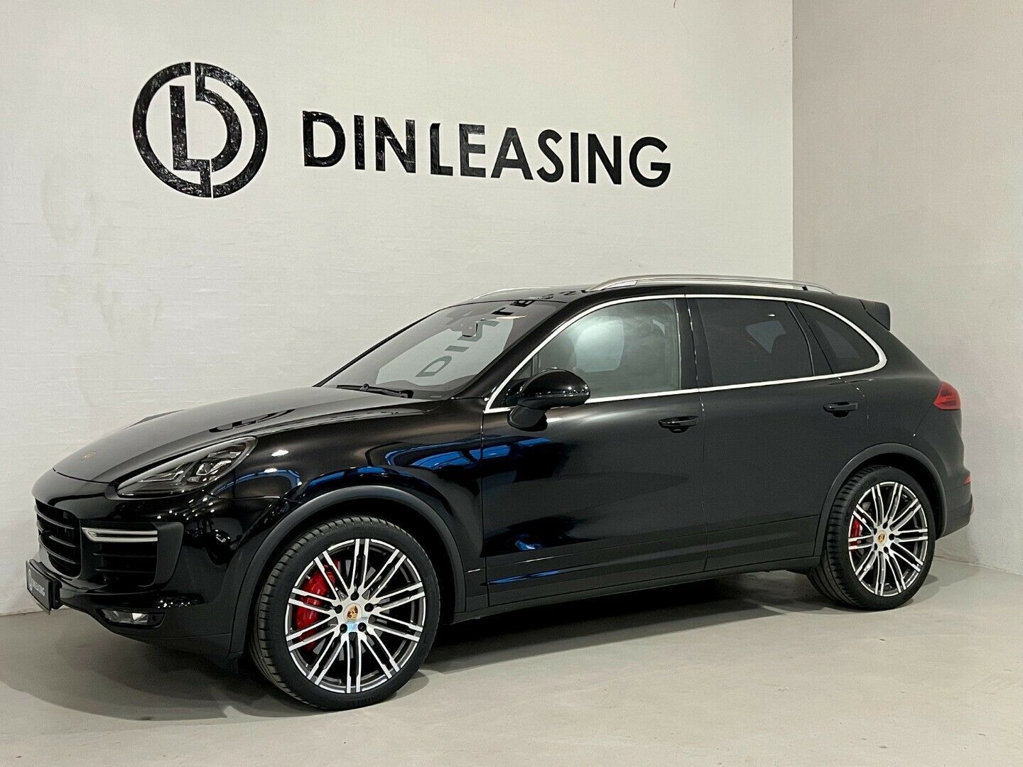 Grå Porsche Cayenne Turbo fra 2014