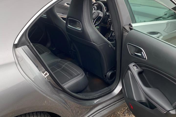 Grå Mercedes CLA220 fra 2013