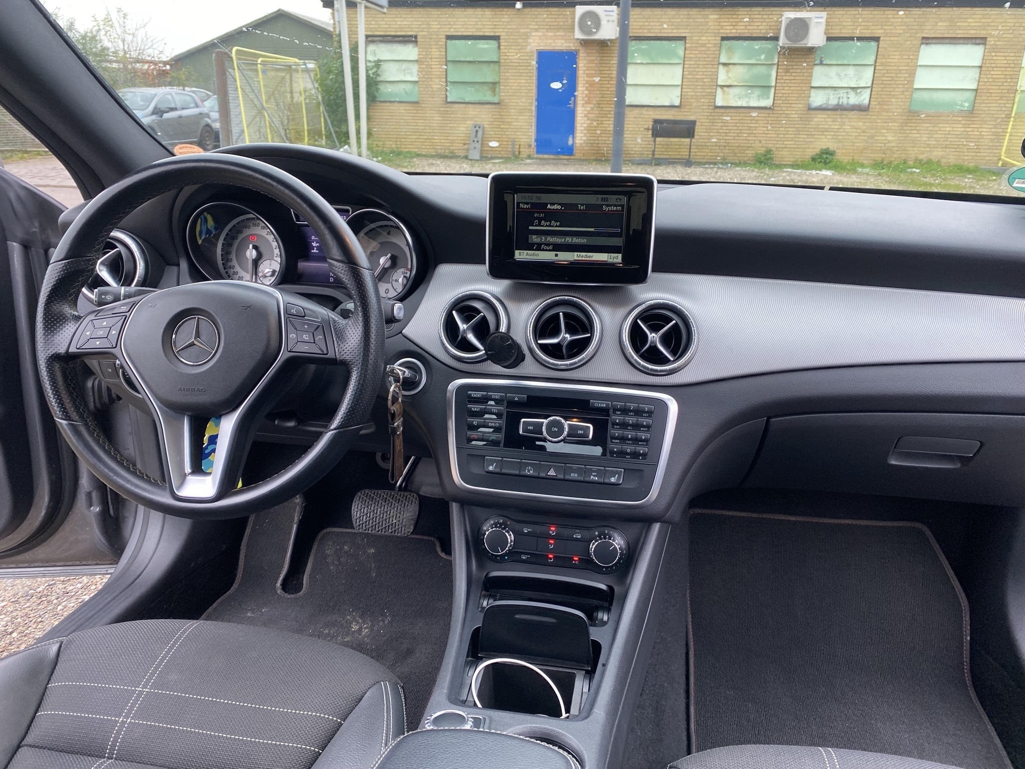 Grå Mercedes CLA220 fra 2013