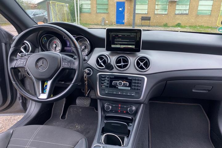 Grå Mercedes CLA220 fra 2013
