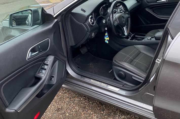 Grå Mercedes CLA220 fra 2013