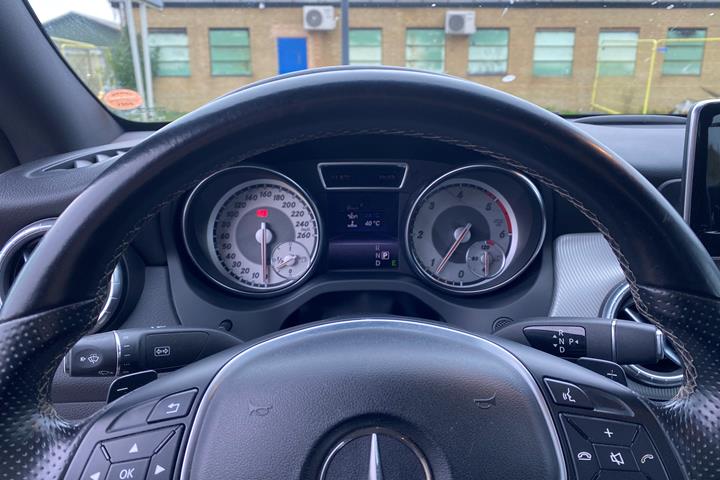 Grå Mercedes CLA220 fra 2013