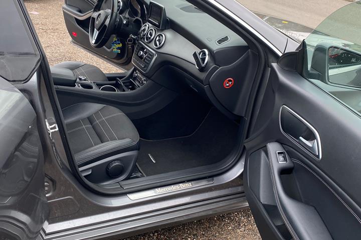 Grå Mercedes CLA220 fra 2013