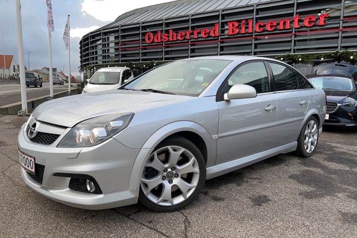 Grå Opel Vectra fra 2006