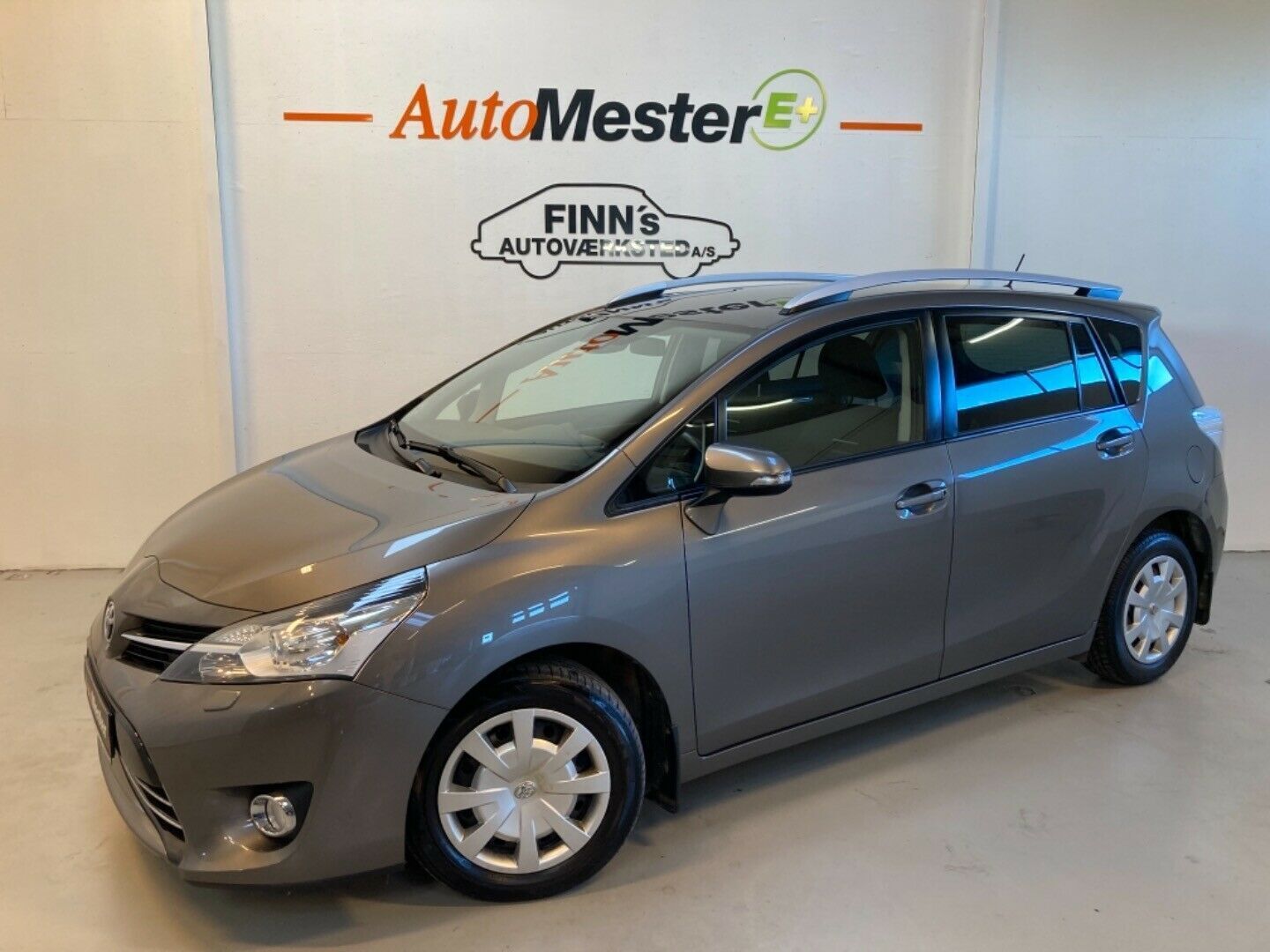 Grå Toyota Sportsvan fra 2016