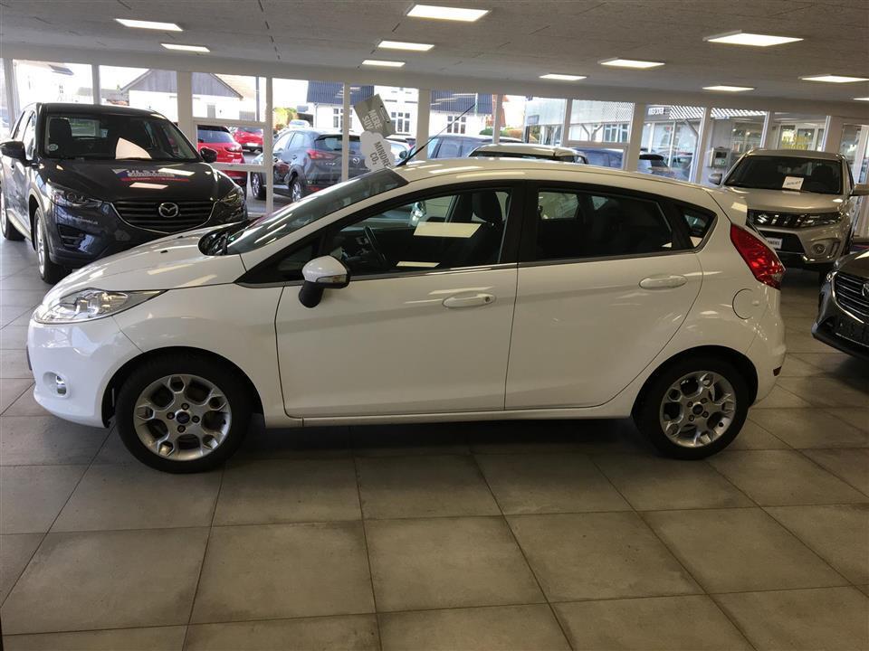 Hvid Ford Fiesta fra 2012