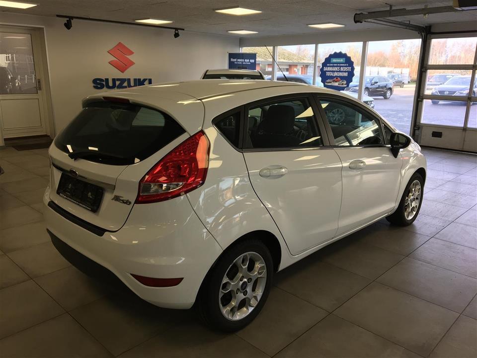 Hvid Ford Fiesta fra 2012