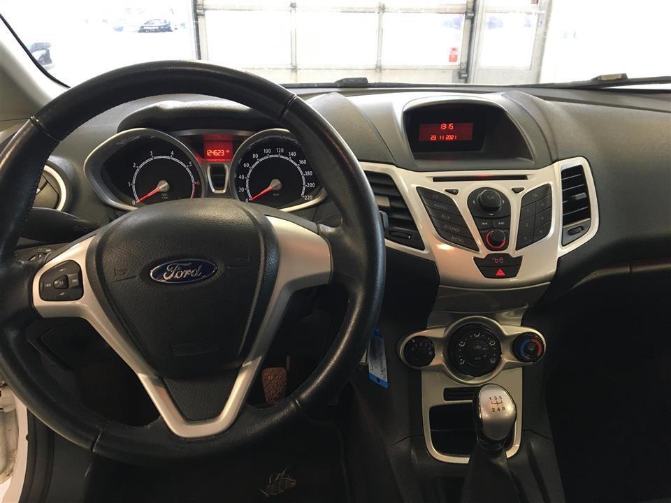 Hvid Ford Fiesta fra 2012