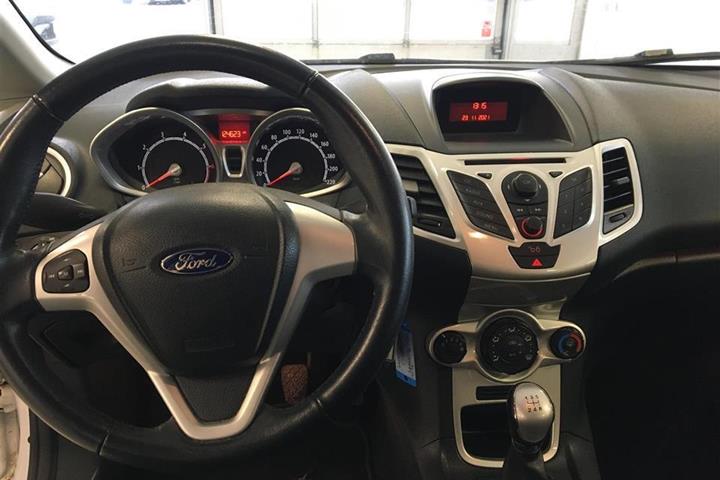 Hvid Ford Fiesta fra 2012