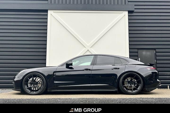 Grå Porsche Panamera 4 fra 2017