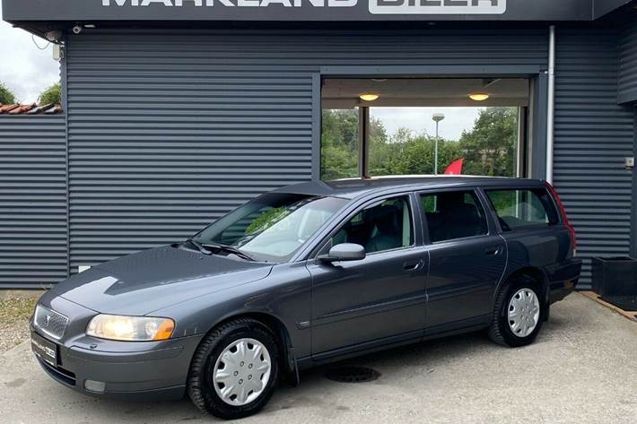 Grå Volvo V70 fra 2006