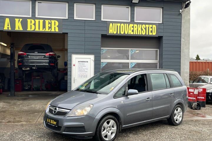 Grå Opel Zafira fra 2006