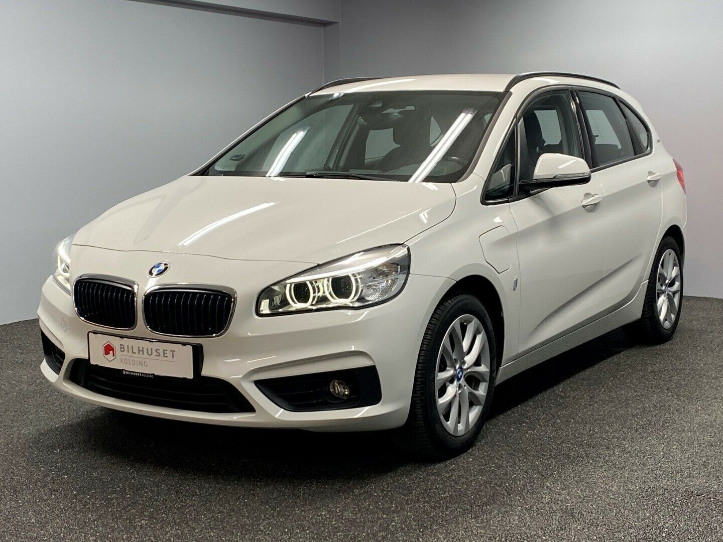 Hvid BMW 225xe fra 2017