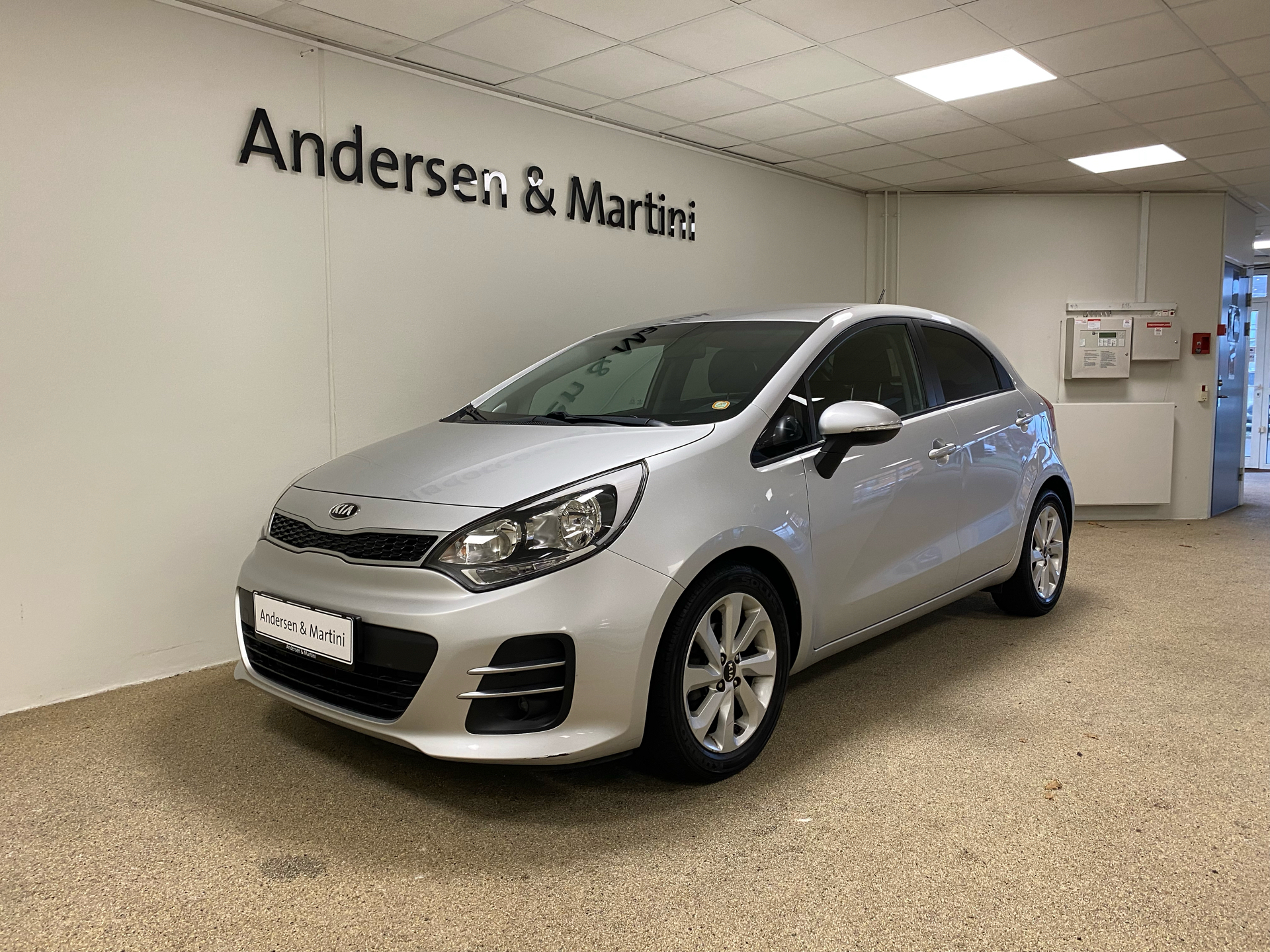 Grå Kia Rio fra 2015