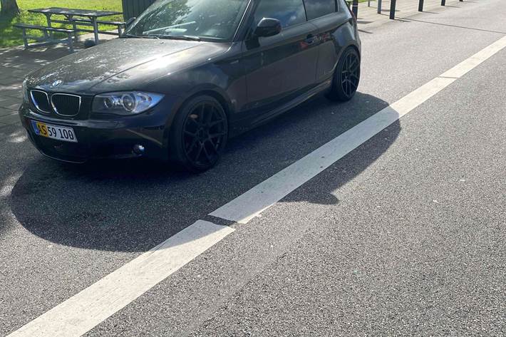 Sort BMW 120 fra 2010