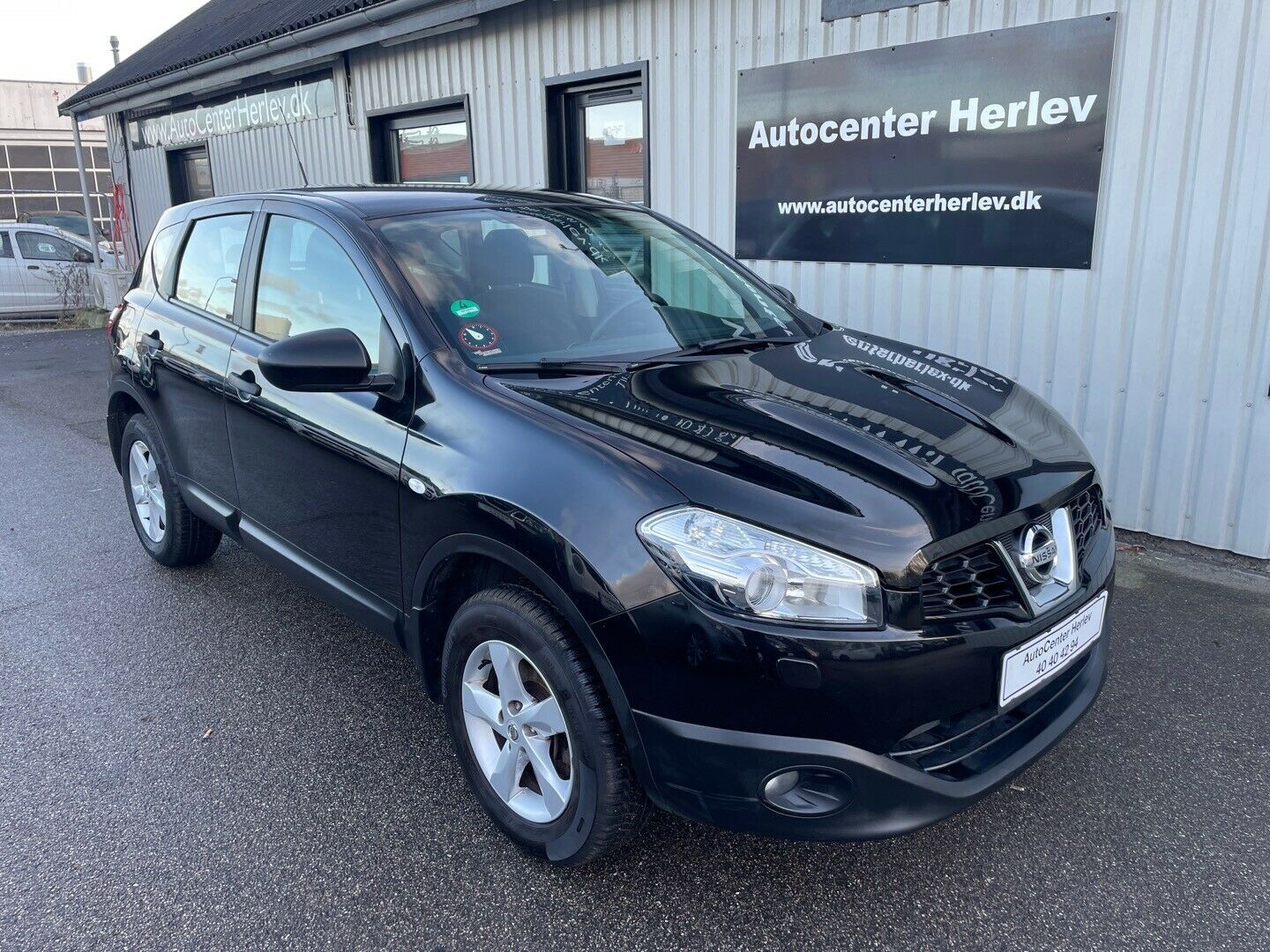 Grå Nissan Qashqai fra 2010