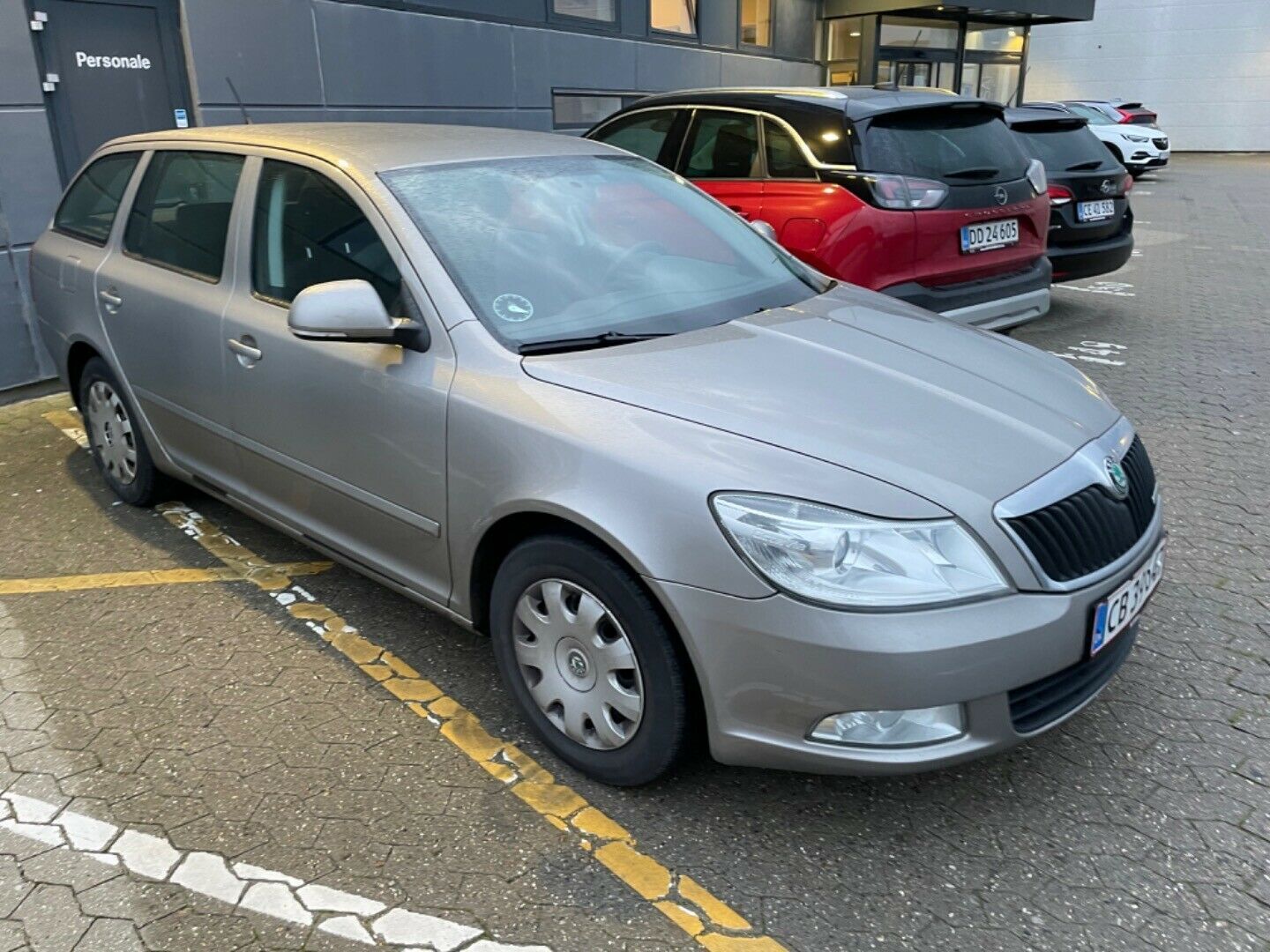 Beige Skoda Octavia fra 2011