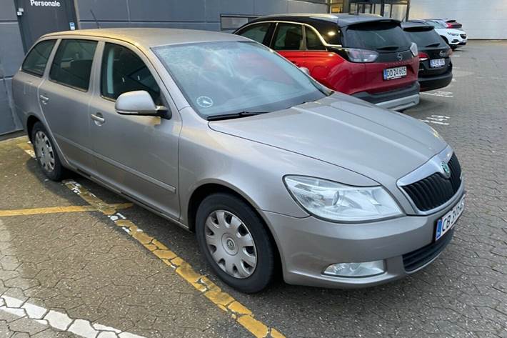 Beige Skoda Octavia fra 2011