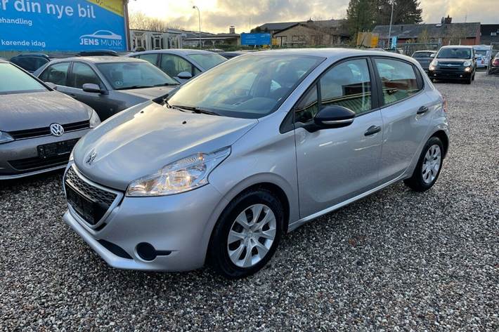 Grå Peugeot 208 fra 2013