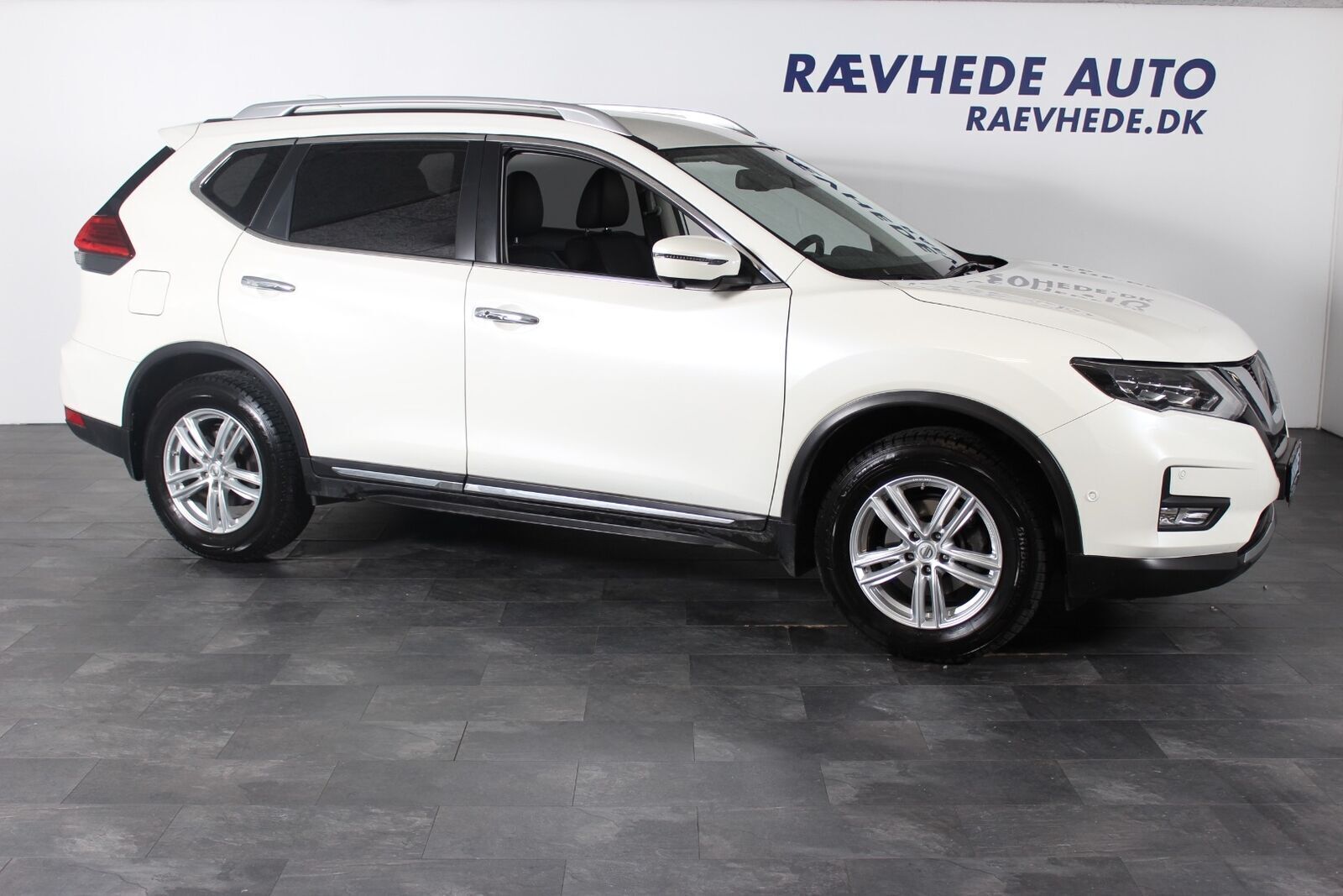 Grå Nissan X-Trail fra 2018