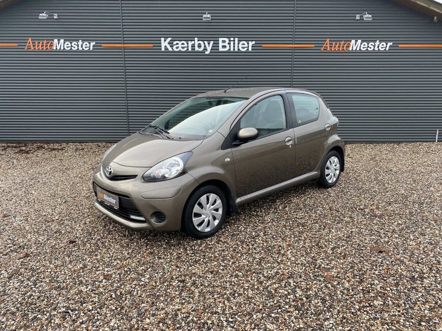 Brun Toyota Aygo fra 2012