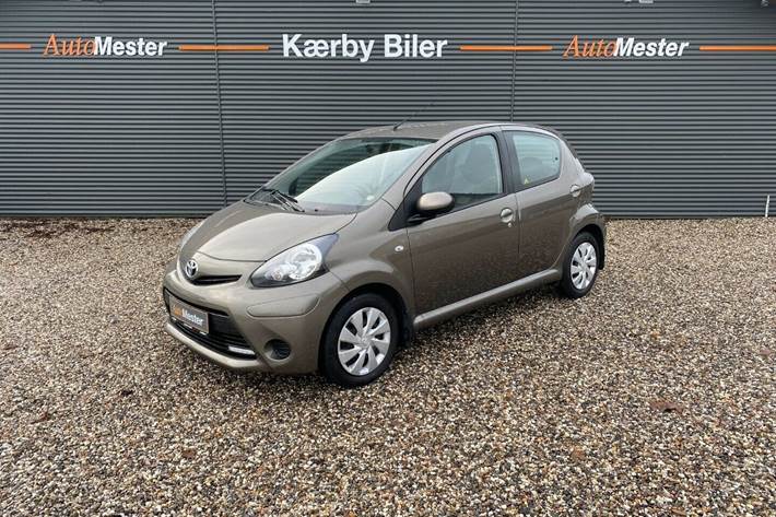 Brun Toyota Aygo fra 2012