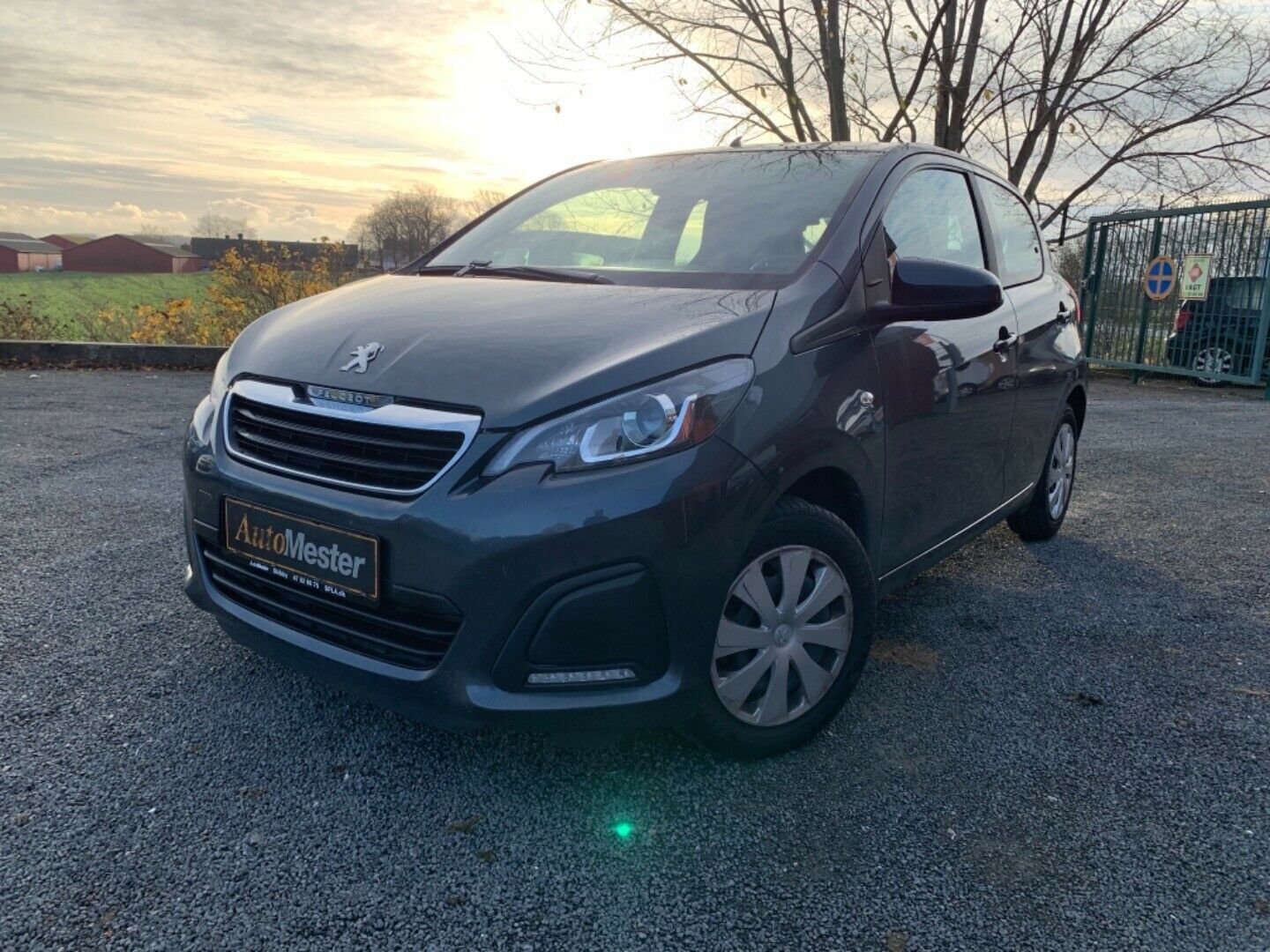 Grå Peugeot 108 fra 2015