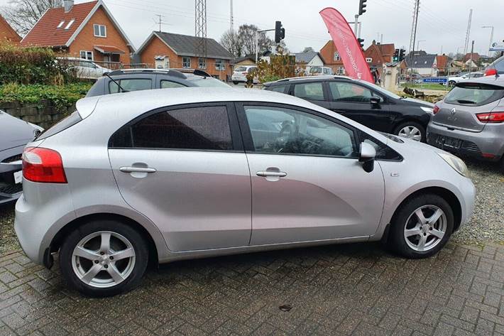 Grå Kia Rio fra 2013
