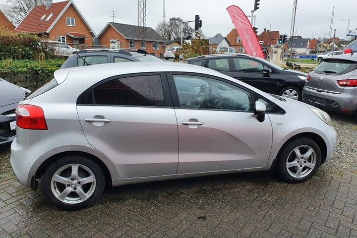 Grå Kia Rio fra 2013
