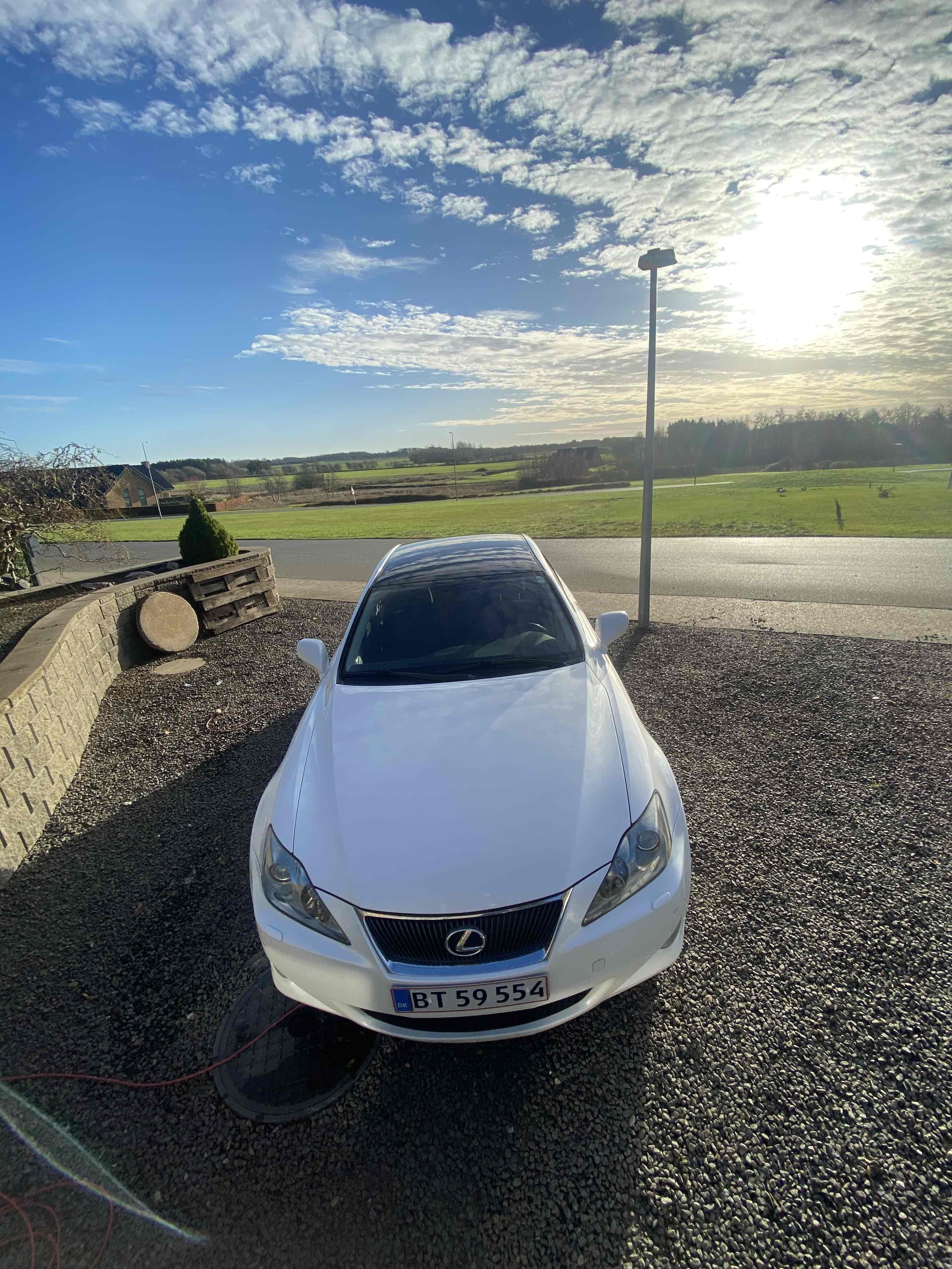 Hvid Lexus IS250 fra 2007