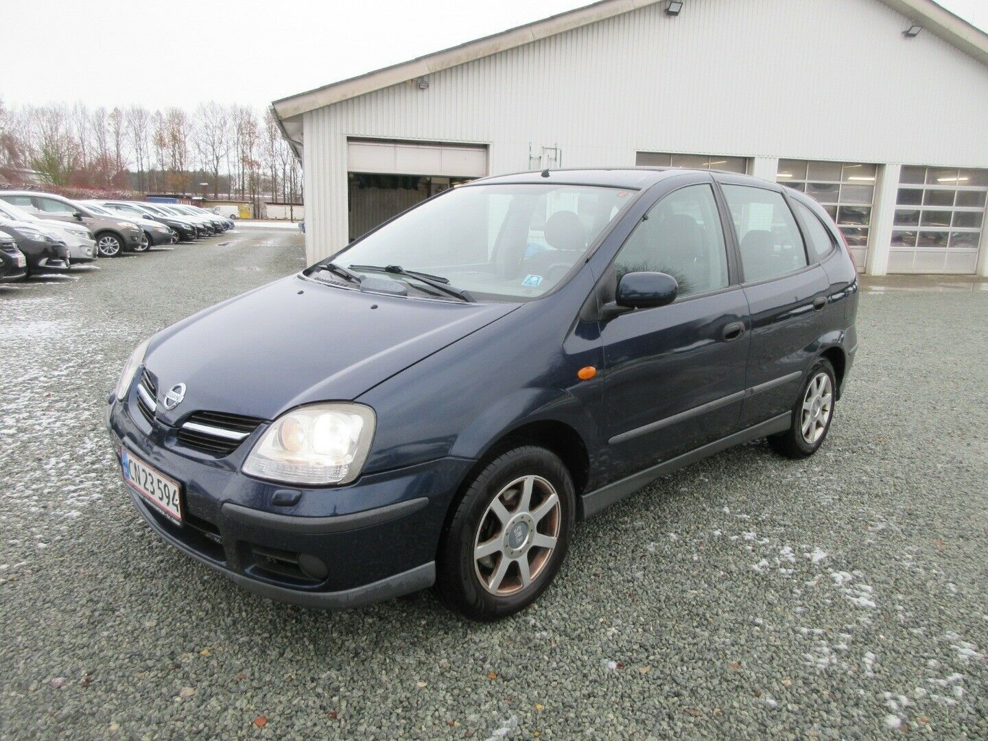 Blå Nissan Almera Tino fra 2005