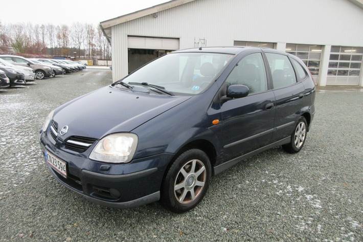 Blå Nissan Almera Tino fra 2005
