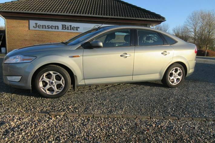 Grå Ford Mondeo fra 2010