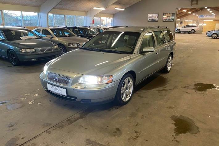 Grå Volvo V70 fra 2006
