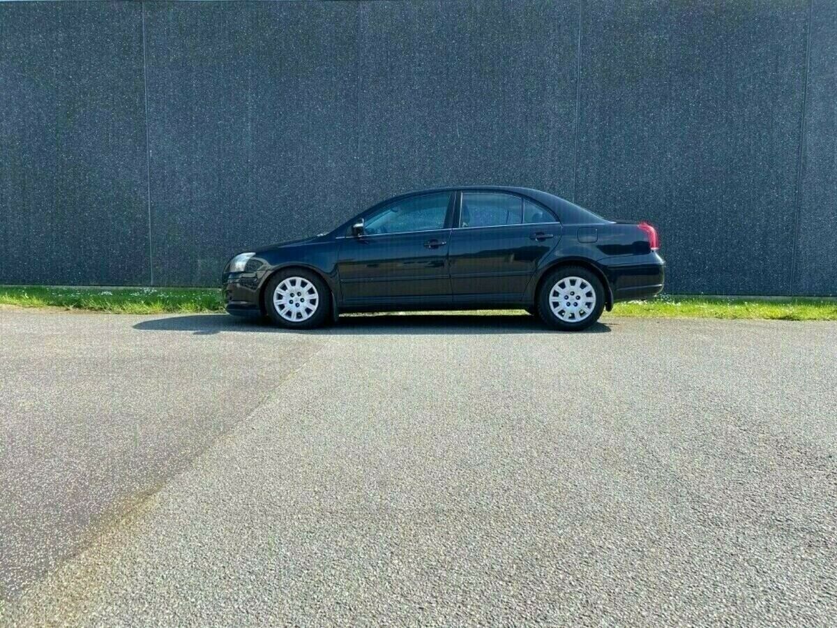 Grå Toyota Avensis fra 2007