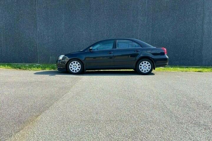 Grå Toyota Avensis fra 2007