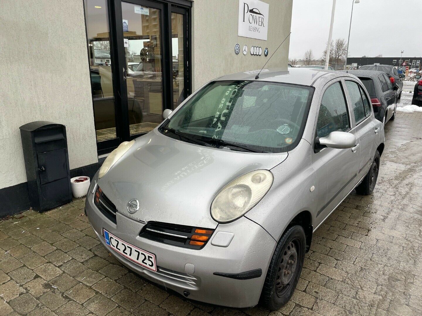 Grå Nissan Micra fra 2003