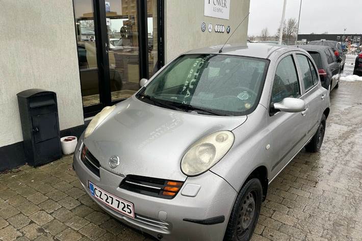 Grå Nissan Micra fra 2003