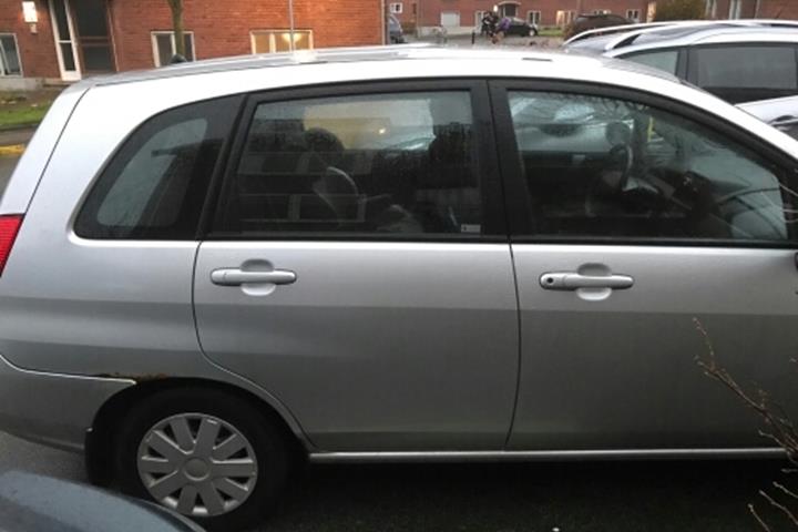 Grå Suzuki Liana fra 2003
