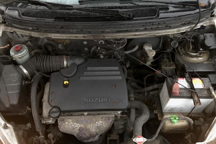 Grå Suzuki Liana fra 2003