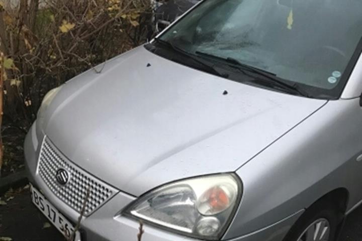 Grå Suzuki Liana fra 2003