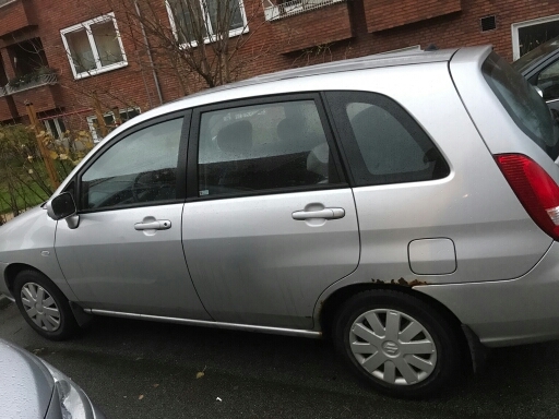 Grå Suzuki Liana fra 2003