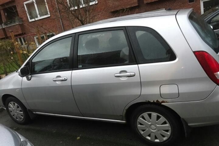 Grå Suzuki Liana fra 2003