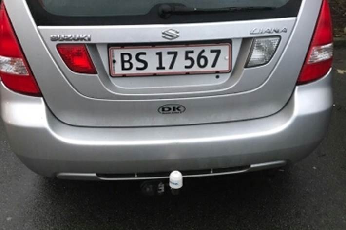 Grå Suzuki Liana fra 2003