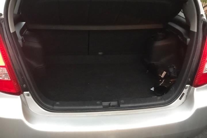 Grå Suzuki Liana fra 2003