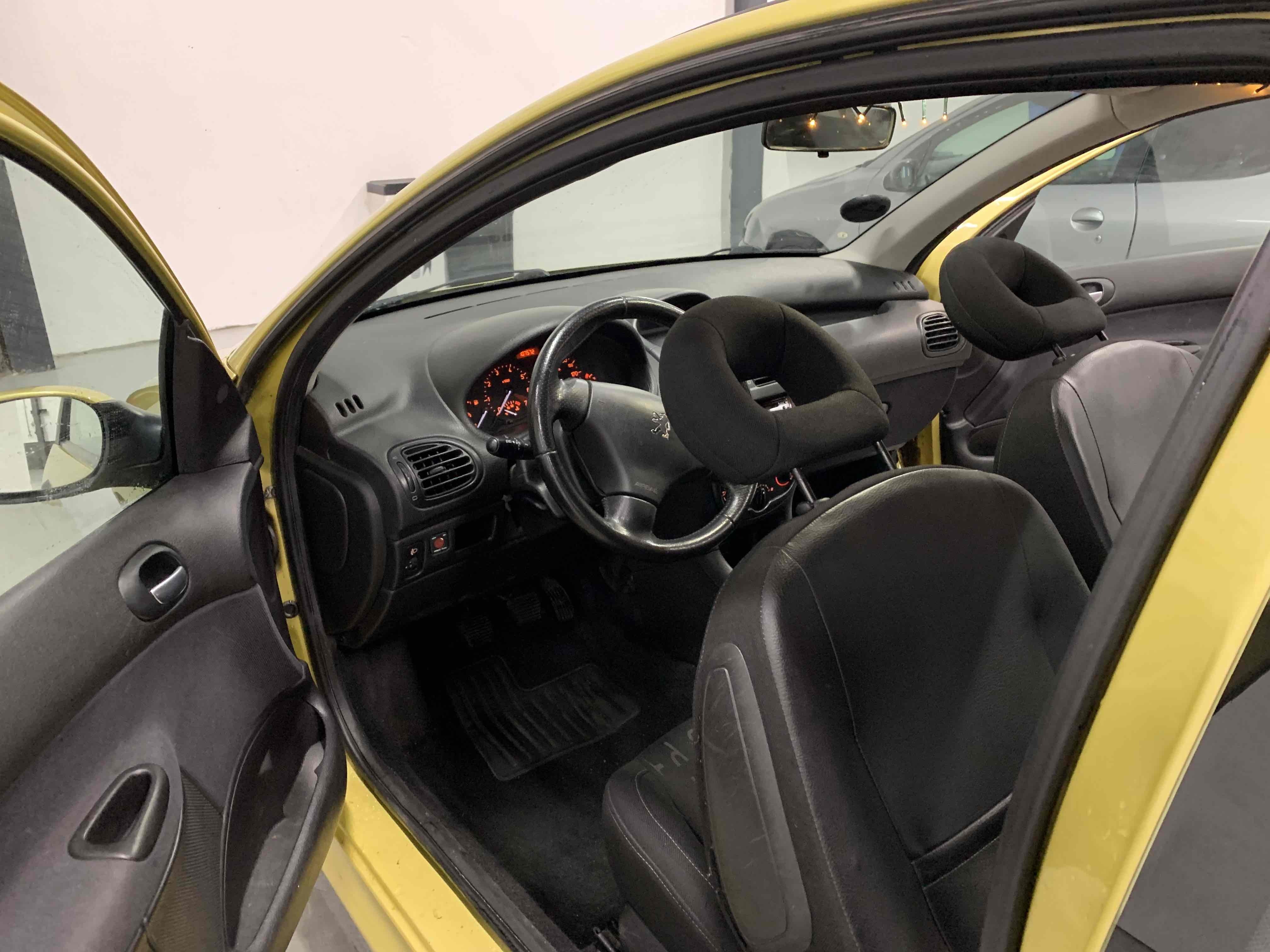 Guld Peugeot 206 fra 2004