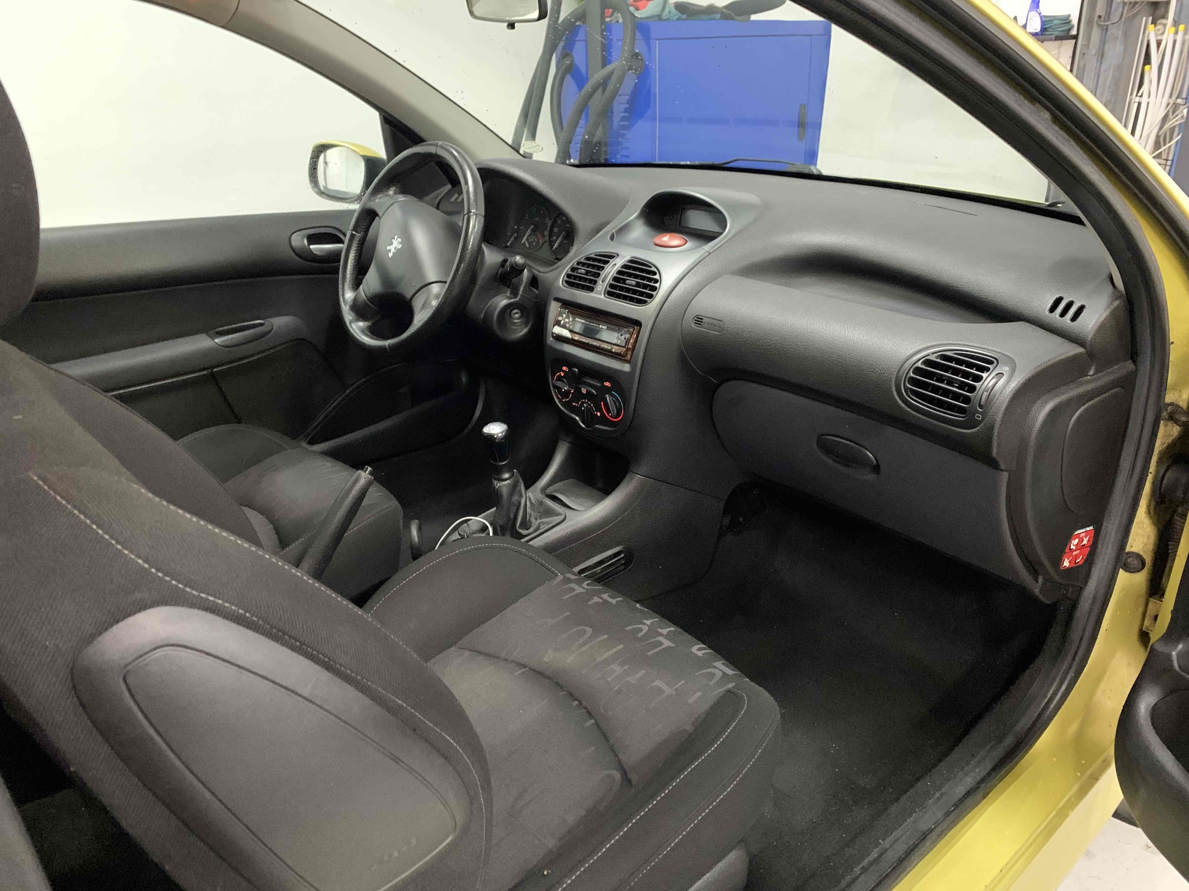 Guld Peugeot 206 fra 2004