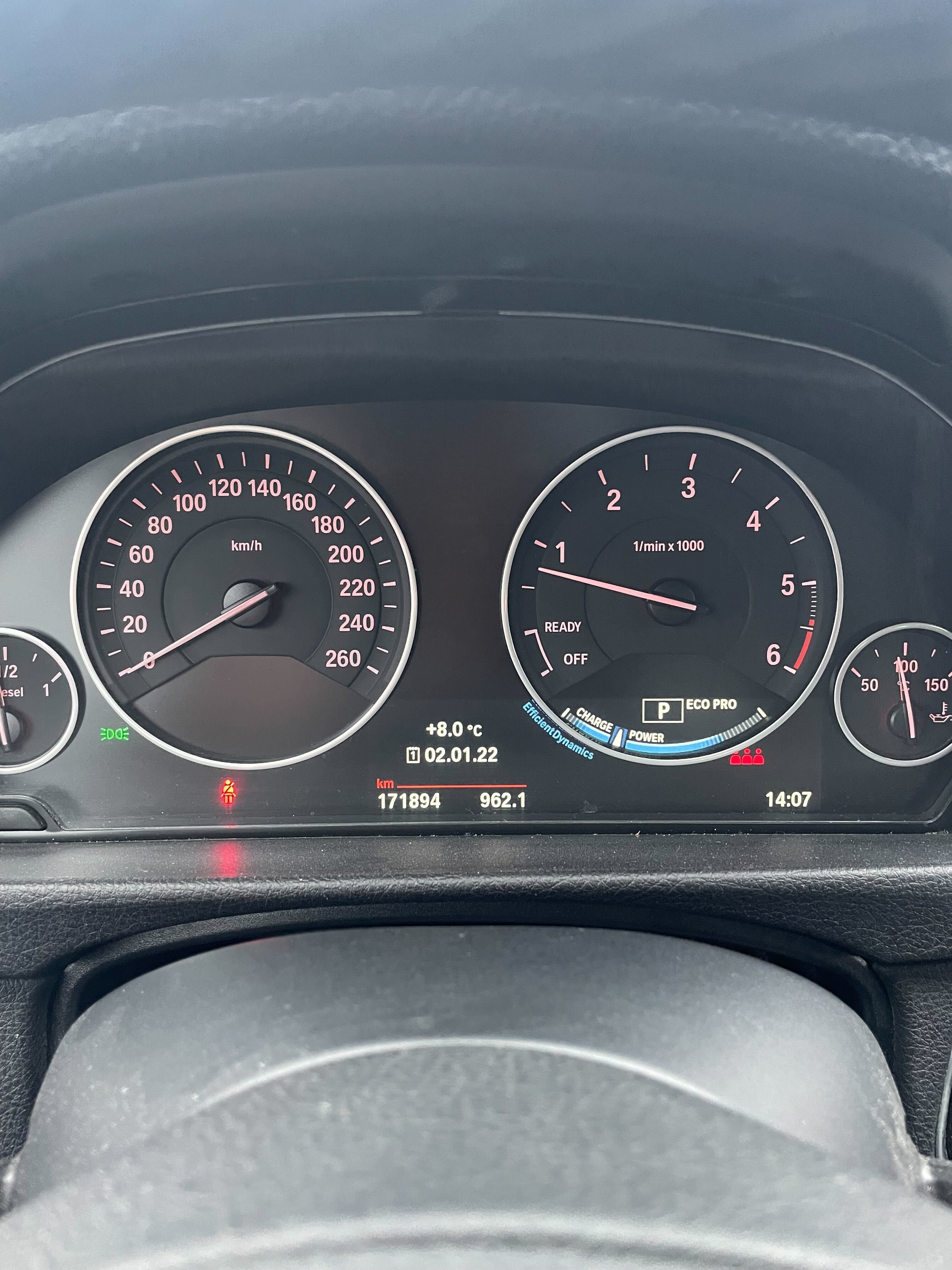 Sølv BMW 320 fra 2016