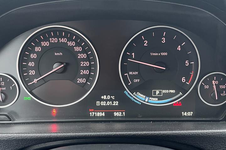 Sølv BMW 320 fra 2016