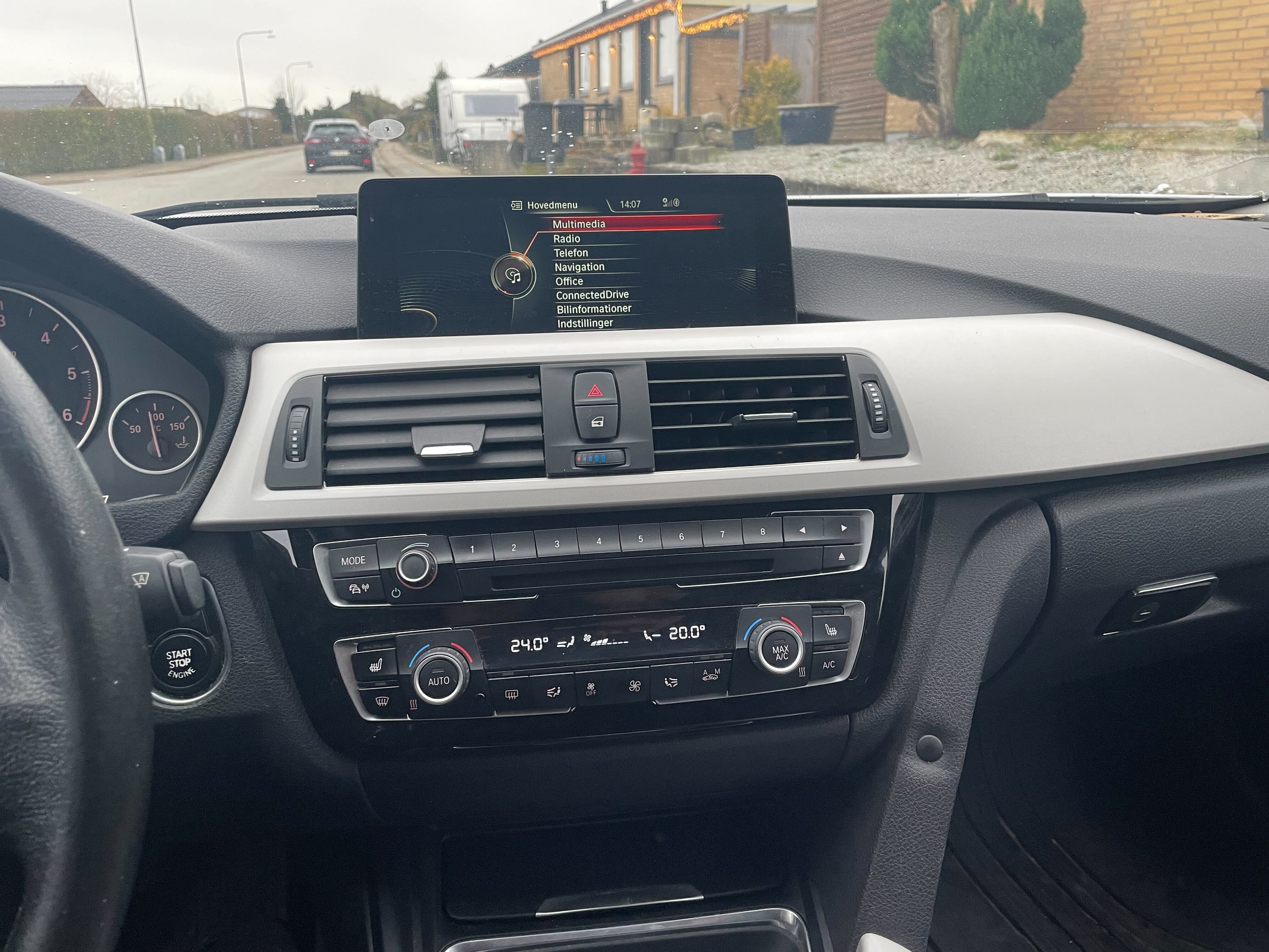 Sølv BMW 320 fra 2016
